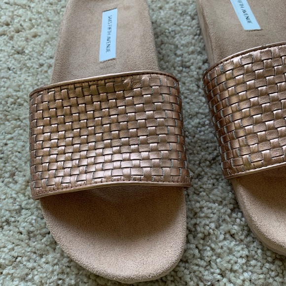 NWOT Women’s Saks Fifth Ave rose gold slides size 6.5 - Picture 3 of 6